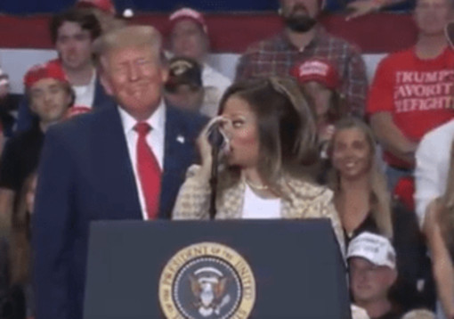 Donald Trump senza freni in Michigan, sul palco del comizio con lui Nicki Minaj: "Ha un lato B spettacolare"
