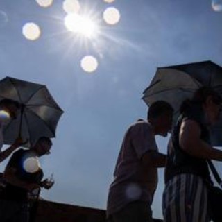 Meteo, è arrivata la quinta ondata di caldo estremo: punte fino a 45 gradi al Sud, venerdì il picco Meteo, è arrivata la quinta ondata di caldo estremo: punte fino a 45 gradi al Sud, venerdì il picco