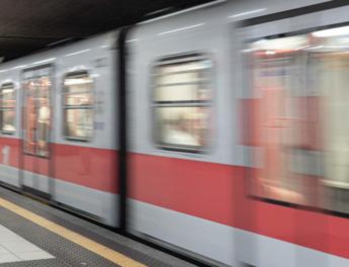 Ragazza sfregiata in metro a Milano, il racconto: "Ho pensato di morire"