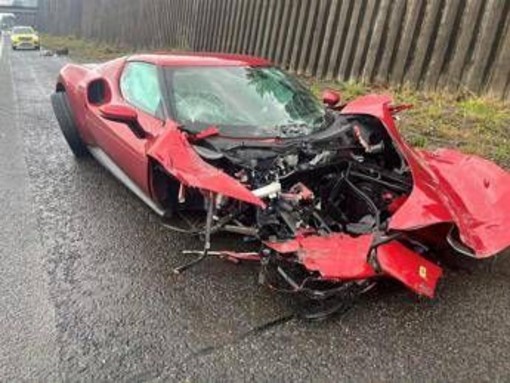 Perde il controllo sul bagnato e si schianta con la Ferrari da 300mila euro: lui illeso, l'auto a pezzi Perde il controllo sul bagnato e si schianta con la Ferrari da 300mila euro: lui illeso, l'auto a pezzi