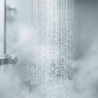 Meno docce dopo i 65 anni, la raccomandazione del dermatologo: ecco il numero perfetto Meno docce dopo i 65 anni, la raccomandazione del dermatologo: ecco il numero perfetto