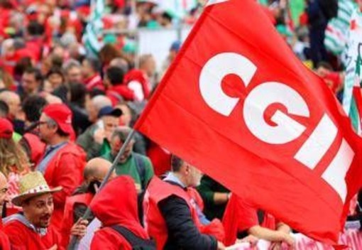 Cgil scende in piazza, in migliaia a Roma per ‘La via maestra’: "Lavoro, pace, Costituzione" Cgil scende in piazza, in migliaia a Roma per ‘La via maestra’: "Lavoro, pace, Costituzione"