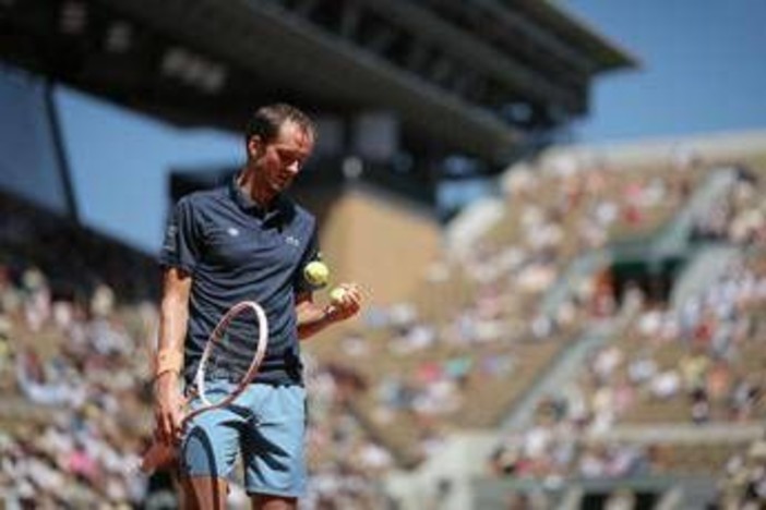 Roland Garros, Medvedev soffre il caldo e litiga con la moglie: "Comportati bene"