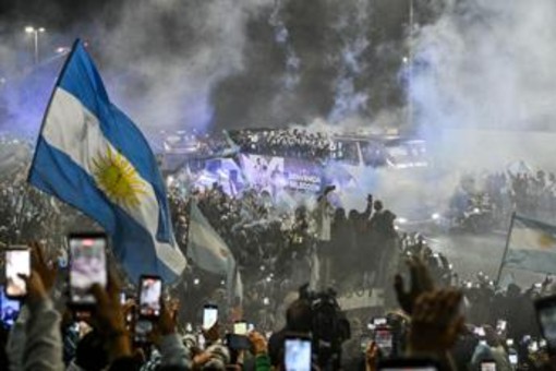 Mondiali, l'Argentina rientra a Buenos Aires senza festa e senza Messi dopo il ko in finale Mondiali, l'Argentina rientra a Buenos Aires senza festa e senza Messi dopo il ko in finale