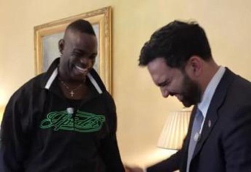 Balotelli a New York dal sindaco Mamdani, stretta di mano e maglia del Ghana in dono