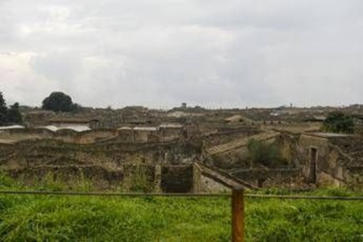 Pompei, si finge guida turistica e abusa di un 17enne in domus chiusa al pubblico: arrestato guardiano del Parco