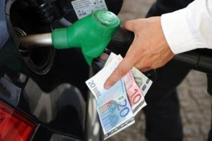 Carburanti, stangata prezzi in 10 anni: diesel +75,5% e benzina +38% Carburanti, stangata prezzi in 10 anni: diesel +75,5% e benzina +38%