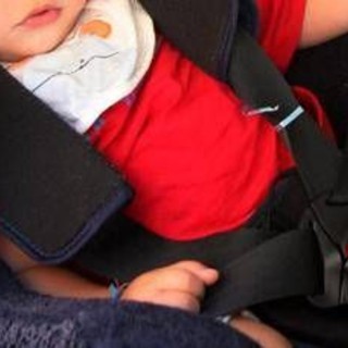 Nuoro, lasciano la bimba di sei mesi nell'auto e vanno a fare la spesa: denunciati due turisti Nuoro, lasciano la bimba di sei mesi nell'auto e vanno a fare la spesa: denunciati due turisti