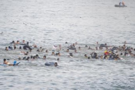 Migranti a Ceuta, Ue: "Solidali con la Spagna e cordoglio per le vittime" Migranti a Ceuta, Ue: "Solidali con la Spagna e cordoglio per le vittime"