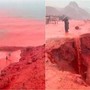 Mare 'rosso sangue' in Iran, lo spettacolo sull'isola di Hormuz