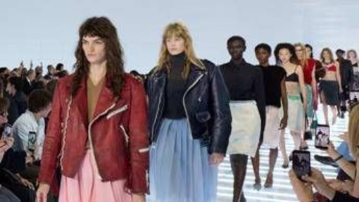 Prada, la gonna è un'ossessione e un invito alla contraddizione