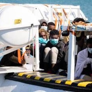 Migranti, ecco la nuova strategia Ue: 'centri multifunzionali' lungo le rotte Migranti, ecco la nuova strategia Ue: 'centri multifunzionali' lungo le rotte