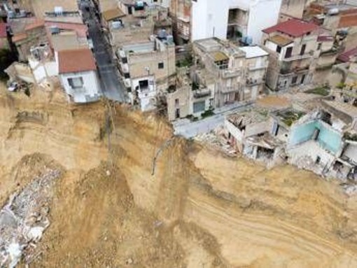 Frana Niscemi, palazzina di tre piani crolla nel precipizio: era nella zona rossa Frana Niscemi, palazzina di tre piani crolla nel precipizio: era nella zona rossa