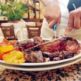 Chi non mangia carne vive meno a lungo? Cosa dice davvero lo studio sui centenari Chi non mangia carne vive meno a lungo? Cosa dice davvero lo studio sui centenari