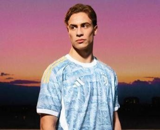 La Juventus presenta la seconda maglia, ma ai tifosi non piace La Juventus presenta la seconda maglia, ma ai tifosi non piace