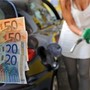 Caro carburanti, caccia alle risorse: extra-gettito Iva non risolverebbe nodo coperture