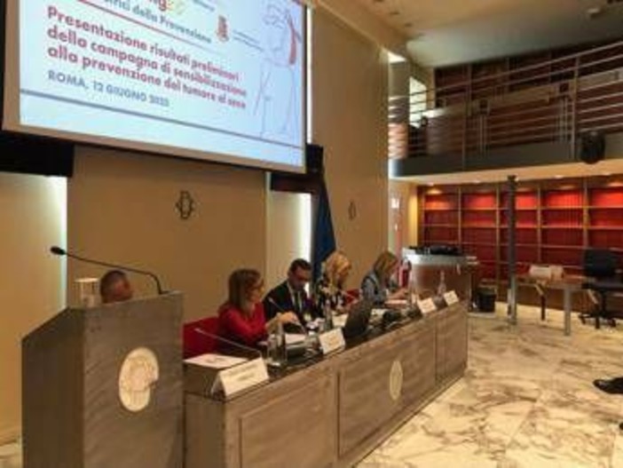 Poliziotte ambasciatrici della prevenzione tumori con la campagna 'Care for Caring' Poliziotte ambasciatrici della prevenzione tumori con la campagna 'Care for Caring'