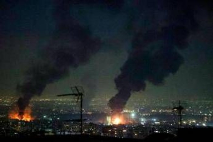 Iran attacca ancora Paesi arabi. Israele colpisce il petrolio, Trump apre all'invasione