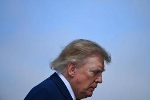 Trump e la confessione: "Mi trucco pochissimo, faccio da solo: non voglio sembrare morto" Trump e la confessione: "Mi trucco pochissimo, faccio da solo: non voglio sembrare morto"