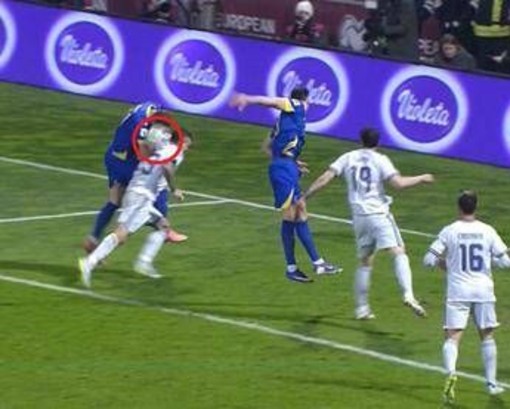 Bosnia-Italia: fallo di mano di Dzeko sul gol del pari, poi gli azzurri reclamano un'espulsione. Cos'è successo