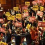 Legge elettorale, via libera del Senato. Protesta delle opposizioni in Aula Legge elettorale, via libera del Senato. Protesta delle opposizioni in Aula