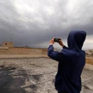 Allarme in Iran: "Rischio piogge acide dopo raid su raffinerie, restate a casa"