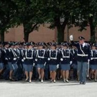 Tatuaggi vietati e gonna obbligatoria nelle cerimonie per poliziotte, Silp Cgil: "E' discriminatorio''