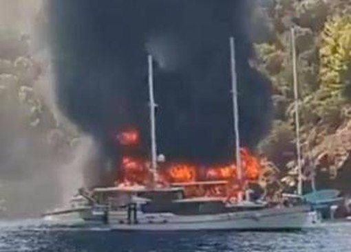 Turchia, incendio a bordo di una nave turistica: oltre cento passeggeri evacuati Turchia, incendio a bordo di una nave turistica: oltre cento passeggeri evacuati