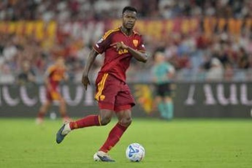 Roma, si ferma Ndicka: infortunio nel riscaldamento contro il Lecce Roma, si ferma Ndicka: infortunio nel riscaldamento contro il Lecce