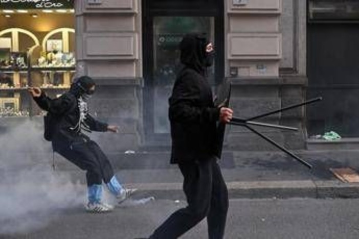 Corteo a Milano, il 'kit del manifestante' sui social: chat criptate e consigli anti-lacrimogeni Corteo a Milano, il 'kit del manifestante' sui social: chat criptate e consigli anti-lacrimogeni