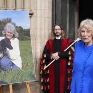 Camilla si inchina alla 'regina' dei romanzi rosa, l'omaggio a Jilly Cooper Camilla si inchina alla 'regina' dei romanzi rosa, l'omaggio a Jilly Cooper