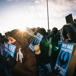 In migliaia a Minneapolis contro Ice, appare a sorpresa Bruce Springsteen
