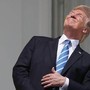 Trump, faccia a faccia con l'eclissi: occhi puntati al sole e niente occhiali Trump, faccia a faccia con l'eclissi: occhi puntati al sole e niente occhiali