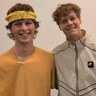 Sinner e l'incontro con il sosia (più o meno) agli Australian Open Sinner e l'incontro con il sosia (più o meno) agli Australian Open