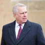 Andrew, via i titoli e la casa... ma non i privilegi funebri Andrew, via i titoli e la casa... ma non i privilegi funebri