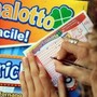 Vince 223 milioni al Superenalotto, la moglie separata non ci sta: "Metà sono i miei"