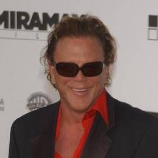Mickey Rourke rischia lo sfratto e chiede aiuto ai fan: "Mi servono 59mila dollari"