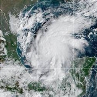 Uragano Isaias, cresce l’allerta negli Usa: evacuazioni e scuole chiuse in Florida e Alabama Uragano Isaias, cresce l’allerta negli Usa: evacuazioni e scuole chiuse in Florida e Alabama