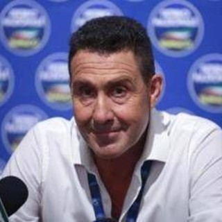 Vannacci: "Donna con la gonna corta o lunga? La preferisco senza"