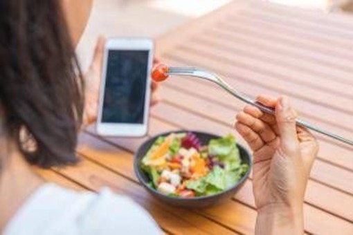 Dopo le vacanze gonfiore e intestino 'bloccato'? Gli esperti sfatano il mito detox e spiegano cosa fare ﻿