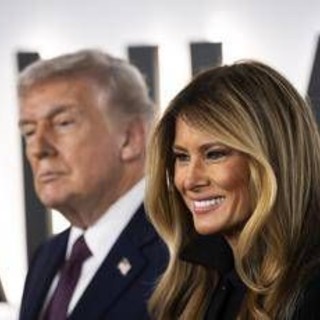 Trump celebra il film "glamour" di Melania. Lei: "Non un documentario, ma un'esperienza creativa" Trump celebra il film "glamour" di Melania. Lei: "Non un documentario, ma un'esperienza creativa"
