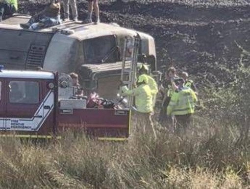 Deraglia treno nell'East Sussex: passeggeri intrappolati, soccorsi al lavoro Deraglia treno nell'East Sussex: passeggeri intrappolati, soccorsi al lavoro