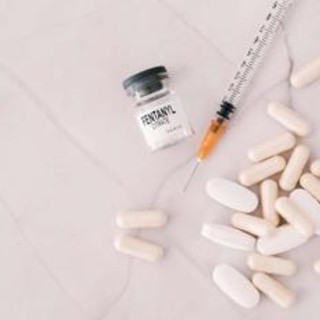 Fentanyl, la carica dei nuovi oppioidi sintetici: in Europa 7 new entry solo nel 2025 Fentanyl, la carica dei nuovi oppioidi sintetici: in Europa 7 new entry solo nel 2025