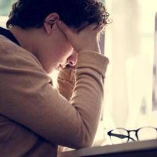 Sindrome dell'impostore, quando in ufficio pesa il nuovo ruolo e il confronto con i colleghi