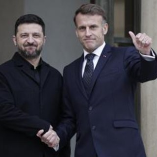 Ucraina, Macron sente Zelensky: "Orrore per raid russi, presto nuovi intercettori a Kiev"