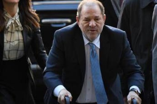 Weinstein condannato per aggressione sessuale, no verdetto su stupro Weinstein condannato per aggressione sessuale, no verdetto su stupro