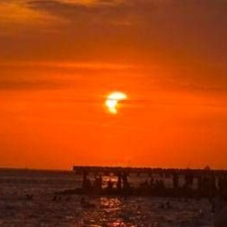 Eclissi parziale di sole, lo spettacolo al tramonto nei cieli d'Italia