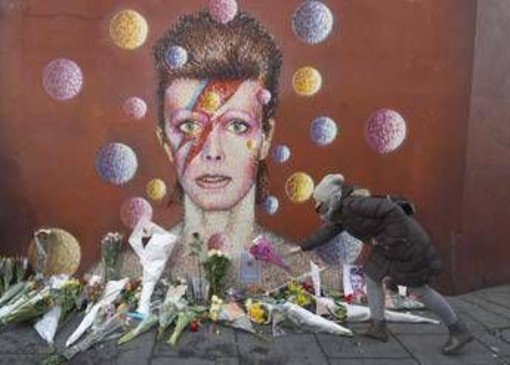Dieci anni senza David Bowie, l'eredità immortale del Duca Bianco Dieci anni senza David Bowie, l'eredità immortale del Duca Bianco