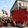 Milano, bottiglie e oggetti contro la polizia: corteo 'Italia in Piazza' spezzato in due Milano, bottiglie e oggetti contro la polizia: corteo 'Italia in Piazza' spezzato in due