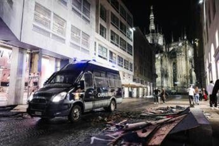 Scontri a Milano, perquisizioni per 100 persone: 51 sono minorenni. Città blindata per sabato